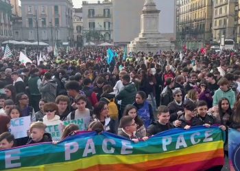 Da Napoli grido di pace per l’Ucraina, migliaia di giovani in piazza