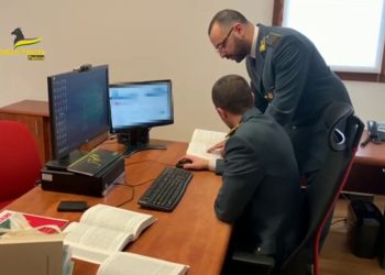 Finto cieco scoperto alla guida dell’auto