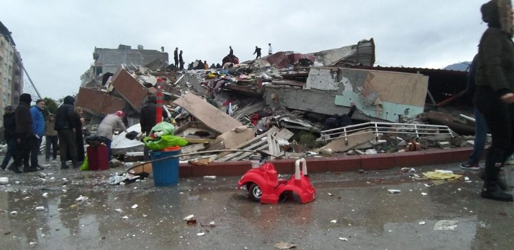 Violenta scossa di terremoto tra Turchia e Siria, oltre mille vittime