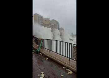 Una violenta tempesta flagella Malta, le immagini di onde giganti