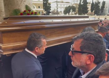 Costanzo, uscita feretro dalla Chiesa sulle note del celebre show