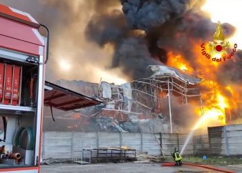 Un incendio devasta un salumificio a Verona