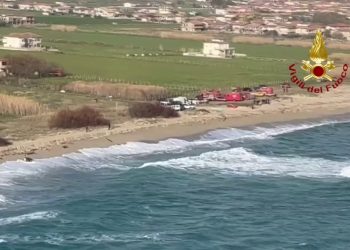 Naufragio nel crotonese, immagini sorvolo alla ricerca dei dispersi