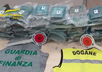 Maxi sequestro di cocaina nascosta tra le banane a Vado Ligure
