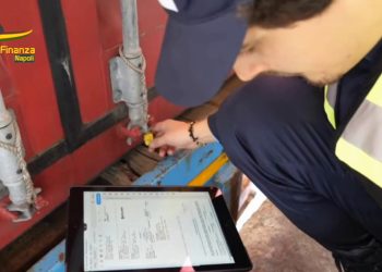 Napoli, sequestrate e distrutte mascherine e altri prodotti non sicuri