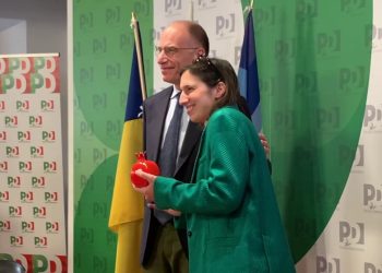 Pd, per il passaggio di consegne Letta regala a Schlein un melograno