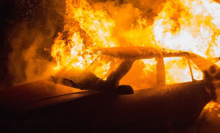 Auto finisce fuori strada e prende fuoco: un ferito