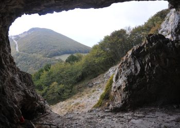 Bambino di 6 anni cade in un fosso vicino grotta: individuato, sta bene