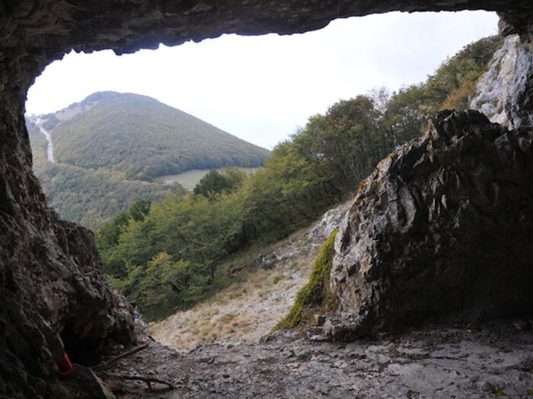 Bambino di 6 anni cade in un fosso vicino grotta: individuato, sta bene