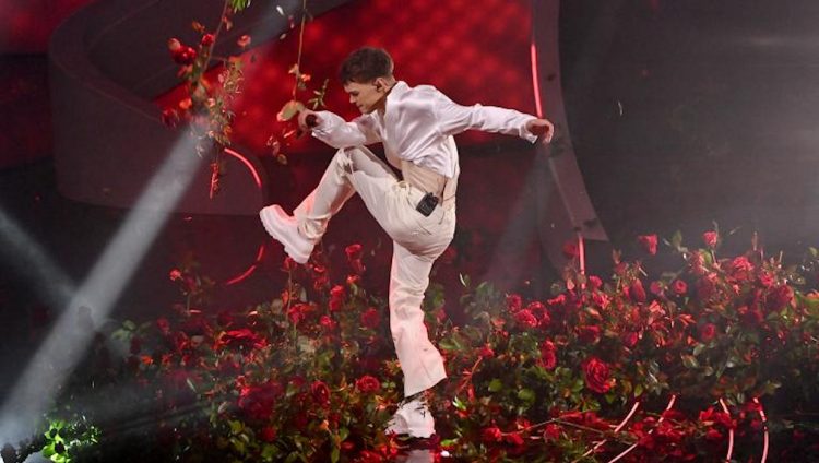 Sanremo 2023, Blanco distrugge fiori sul palco e il pubblico fischia