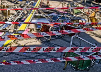 Cede palo di una giostra: feriti tre 15enni