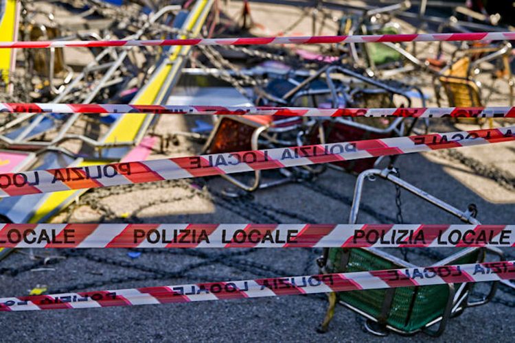 Cede palo di una giostra: feriti tre 15enni
