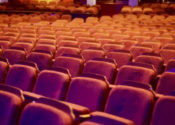 Togli i piedi dalla poltrona, preso a calci e pugni al cinema