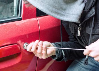 Tre minorenni di Vittoria tentano di rubare una minicar a Comiso: denunciati