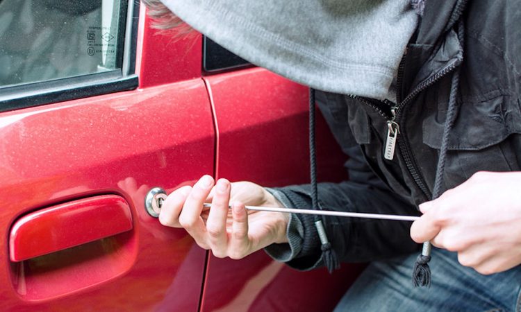 Tre minorenni di Vittoria tentano di rubare una minicar a Comiso: denunciati