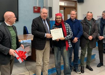 Il commissario Piazza premia la studentessa ispicese Amina Charraki