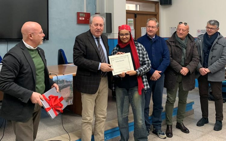 Il commissario Piazza premia la studentessa ispicese Amina Charraki
