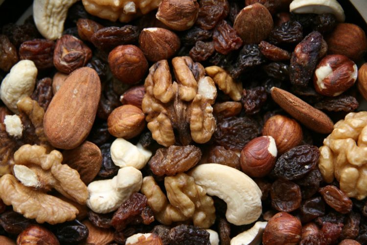 La frutta secca si può mangiare con colesterolo alto