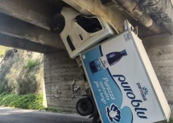 Camion resta incastrato sotto un ponte a Vittoria