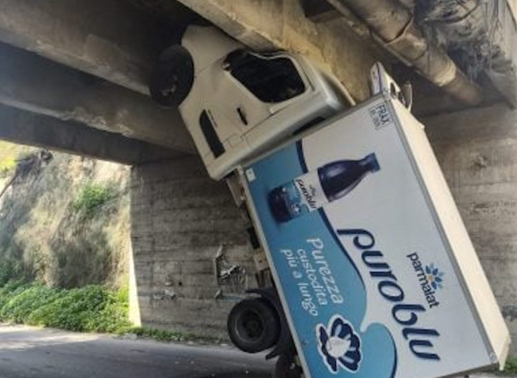 Camion resta incastrato sotto un ponte a Vittoria