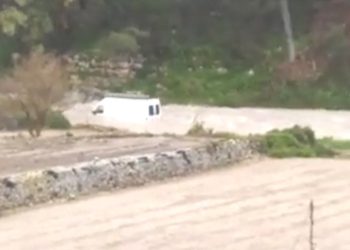 Maltempo a Modica, la forza dell'acqua trascina un furgone nel torrente di via Fiumara