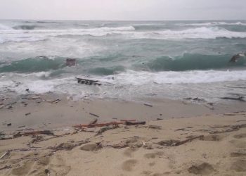 Immigrazione, i resti dell’imbarcazione naufragata nel Crotonese