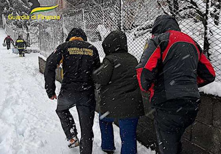 Maltempo, nevicata su Etna: Gdf Catania soccorse 8 persone rimaste isolate
