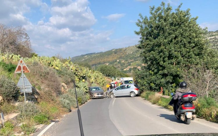 Incidente stradale a Scicli, scontro tra 2 auto: feriti