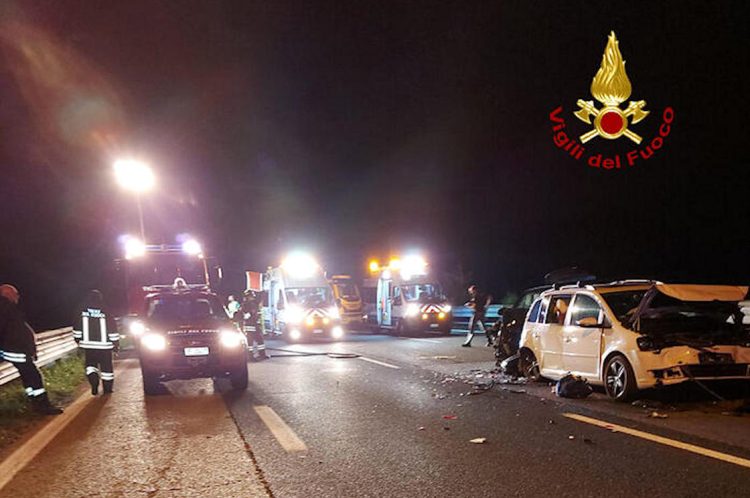 Incidente in autostrada, auto tamponata al casello: morte 2 donne