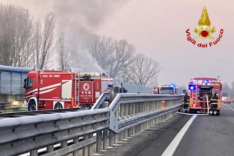 Inverte marcia in autostrada: un morto e un ferito grave