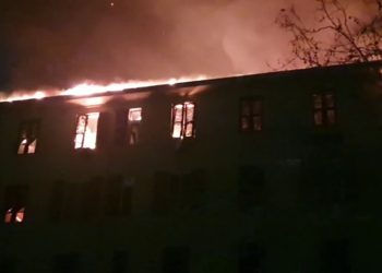 Un incendio devasta un palazzo a Genova, 96 evacuati