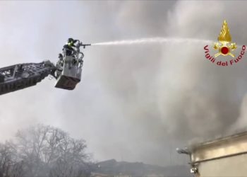 San Benedetto del Tronto, fuoco in un capannone. Nessun coinvolto