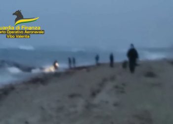 Tragedia Crotone, Gdf impegnata in recupero corpi sulla spiaggia
