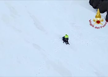 Escursionista ferito sull’Etna, le immagini del salvataggio