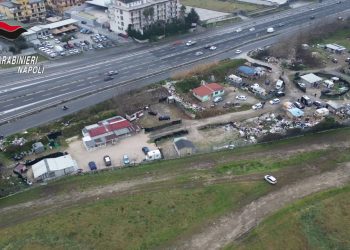 Campo nomadi tra i rifiuti nel napoletano, denunce e sequestri
