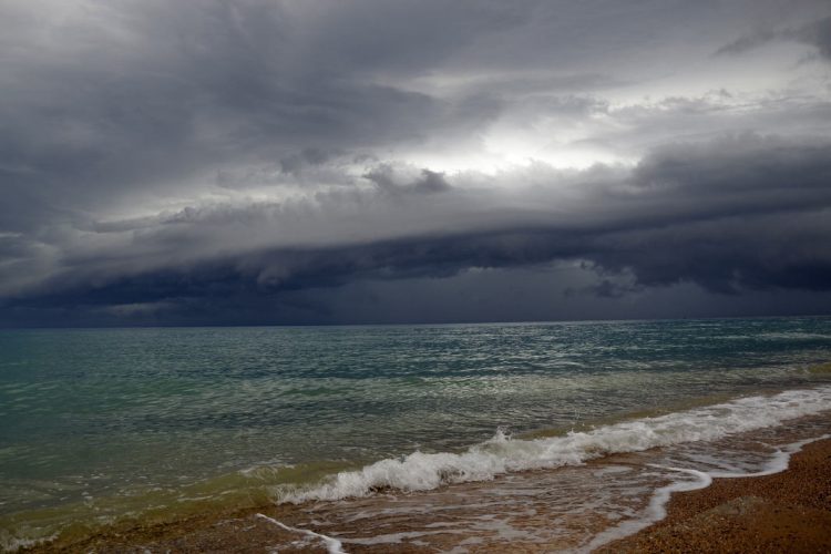Maltempo, vortice ciclonico nel Mediterraneo: in arrivo pioggia, vento e neve