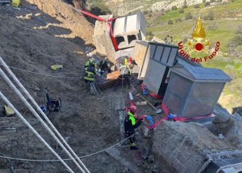 Maltempo, smottamento in cimitero: recuperate bare