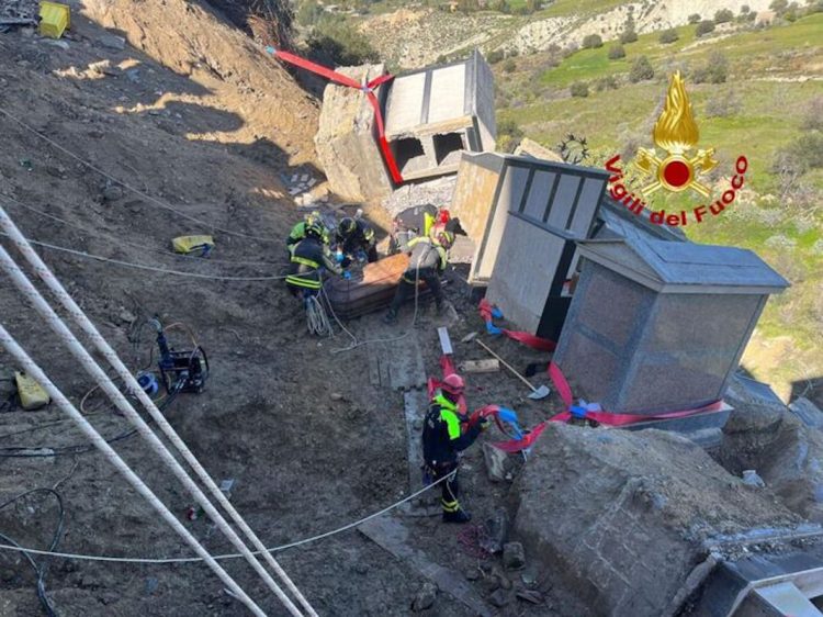 Maltempo, smottamento in cimitero: recuperate bare
