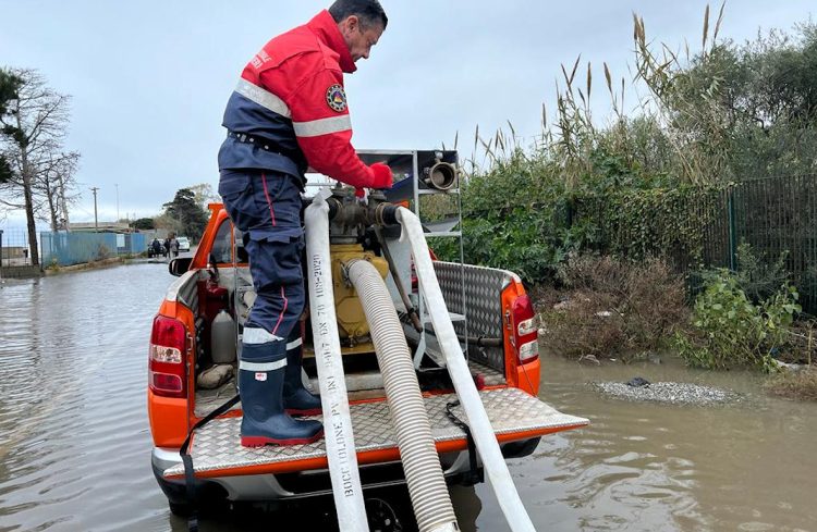 Maltempo, allerta meteo in Sicilia: danni da forte vento e mareggiate forti