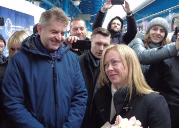 Meloni a Bucha e Irpin, poi con Zelensky a Kiev “Italia al vostro fianco”