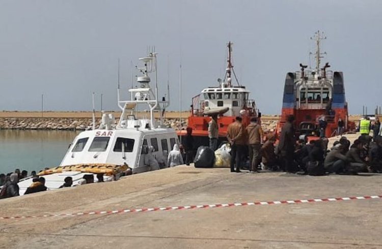 Barcone con 200 migranti a Pozzallo