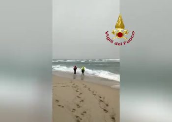 Tragedia Crotone, i Vigili del Fuoco impegnati nel recupero dei corpi