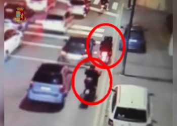 Fermati nel milanese tre rapinatori di Rolex in scooter, le immagini