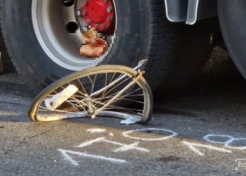 Donna in bicicletta muore a Milano travolta da un tir, le immagini