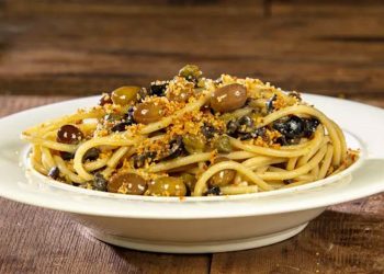 Pasta alla palermitana: ricetta con capperi, olive e pangrattato tostato