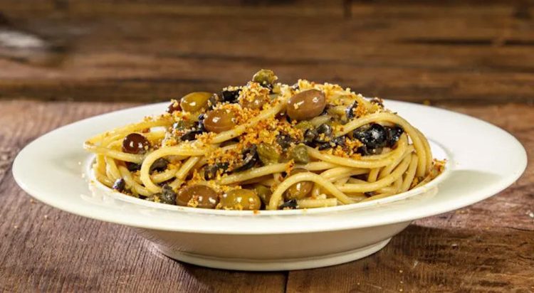 Pasta alla palermitana: ricetta con capperi, olive e pangrattato tostato