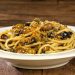 Pasta alla palermitana: ricetta con capperi, olive e pangrattato tostato