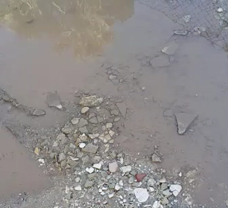 Perdita di acqua a Cava D'Aliga