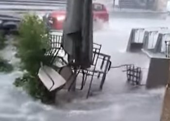 Pioggia battente nel cuore di Modica, acqua trascina via tavolinetti VIDEO