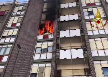 Fiamme in un appartamento a Lecce, i Vigili del Fuoco salvano anziana
